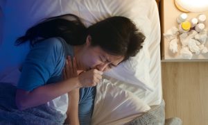 Tips Meredakan Batuk Parah di Malam Hari