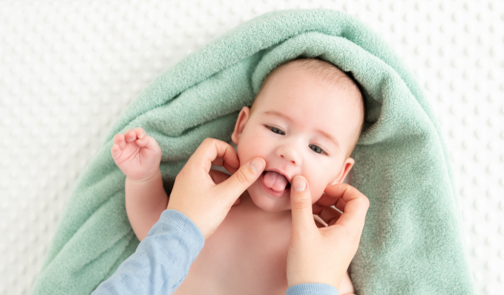 memandikan bayi menjaga kulit sensitif tetap sehat