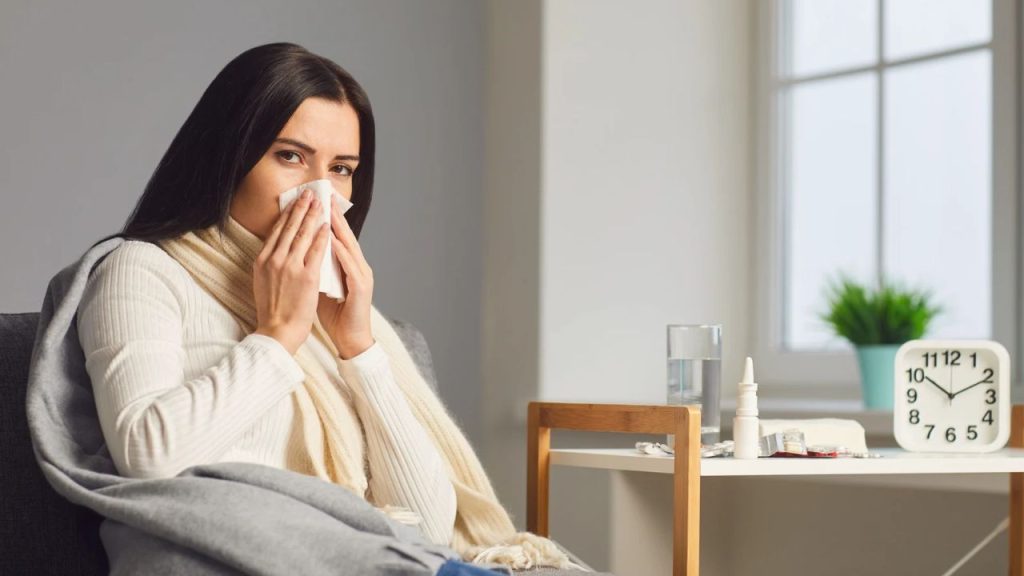 Wanita menutup hidung dengan tisu untuk mencegah gangguan pernapasan