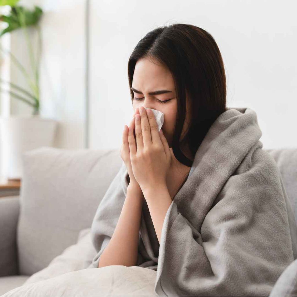 Wanita menutup hidung dengan tisu sebagai ilustrasi kenyamanan saluran pernapasan