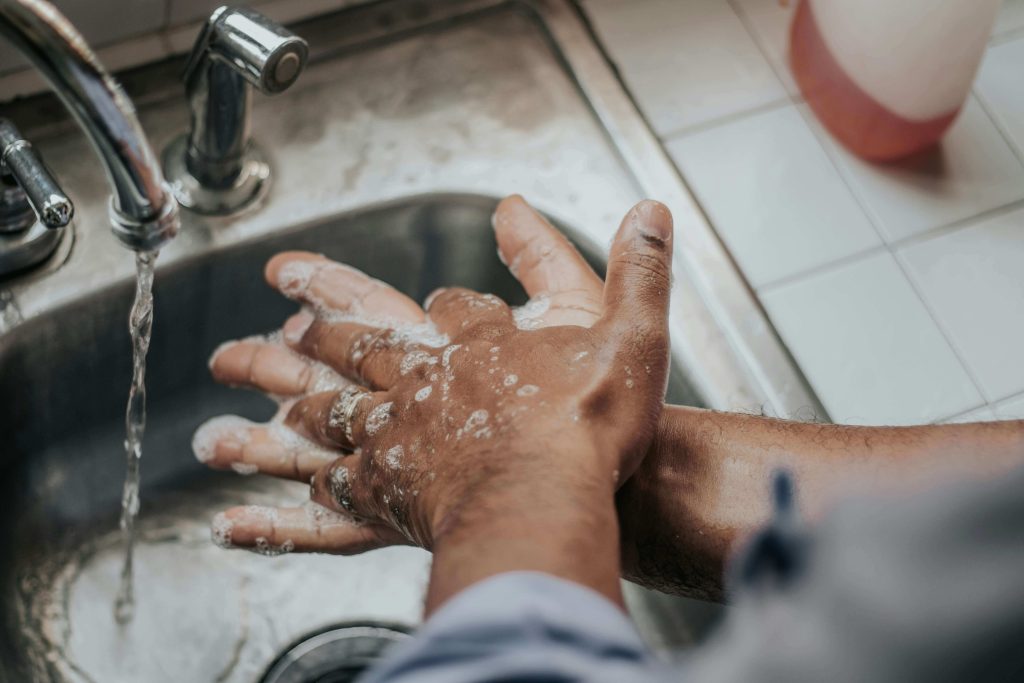 Mencuci tangan dengan sabun untuk menjaga kesehatan saat pancaroba
